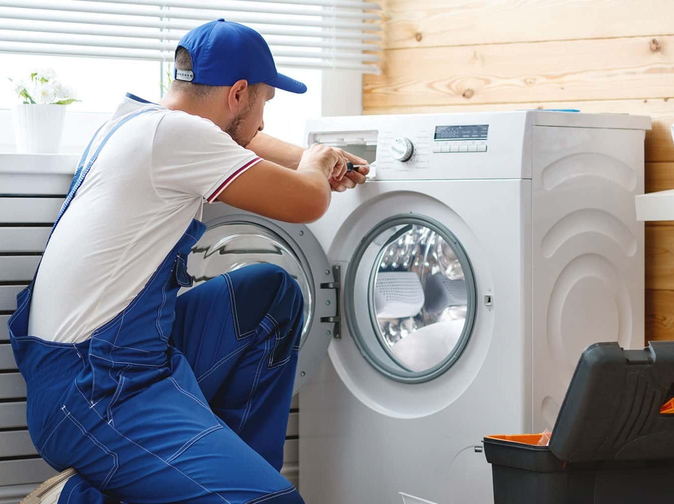 Técnico del servicio técnico Beko reparando electrodoméstico en Valencia