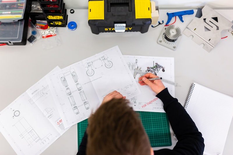 Técnico del servicio técnico Beko reparando electrodoméstico en Valencia
